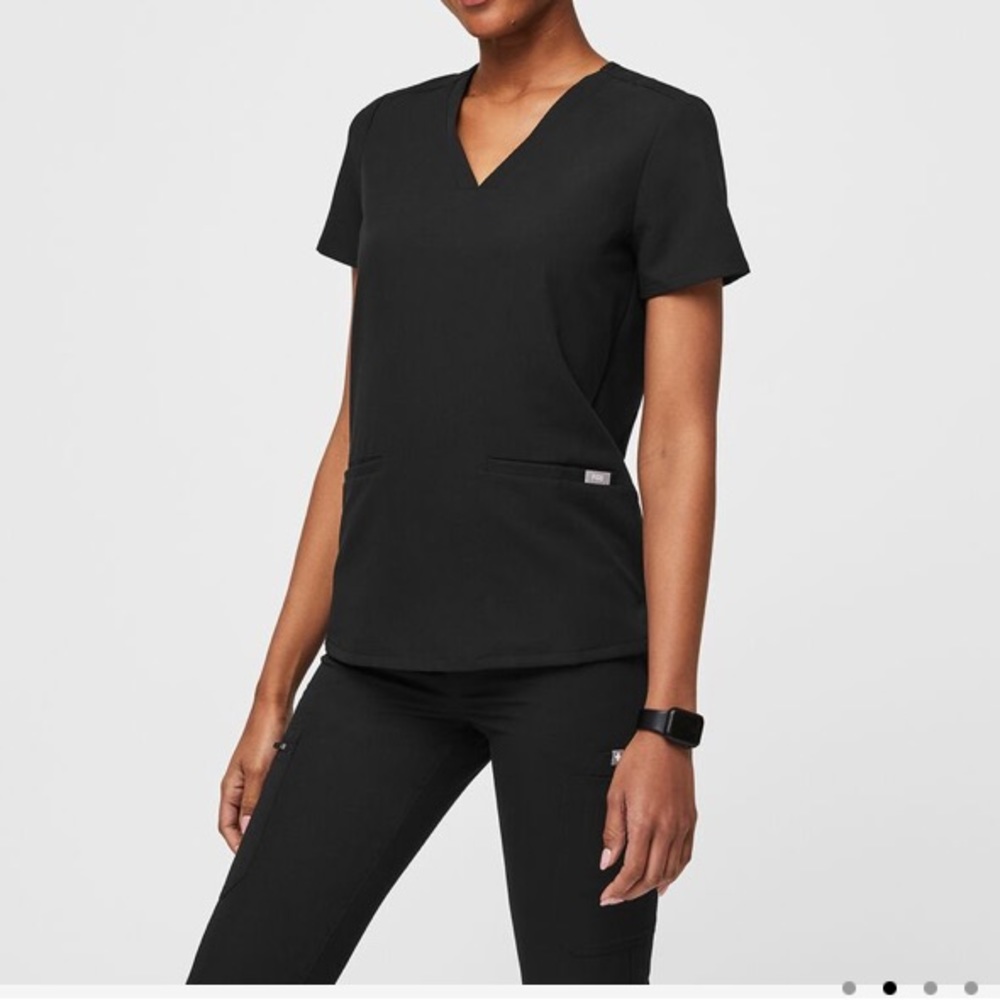 NWOT Casma 3 Pocket Scrub Top Figs
